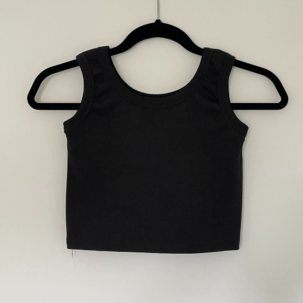 YesStyle – Cropped Ribbed Black Muscle Tank